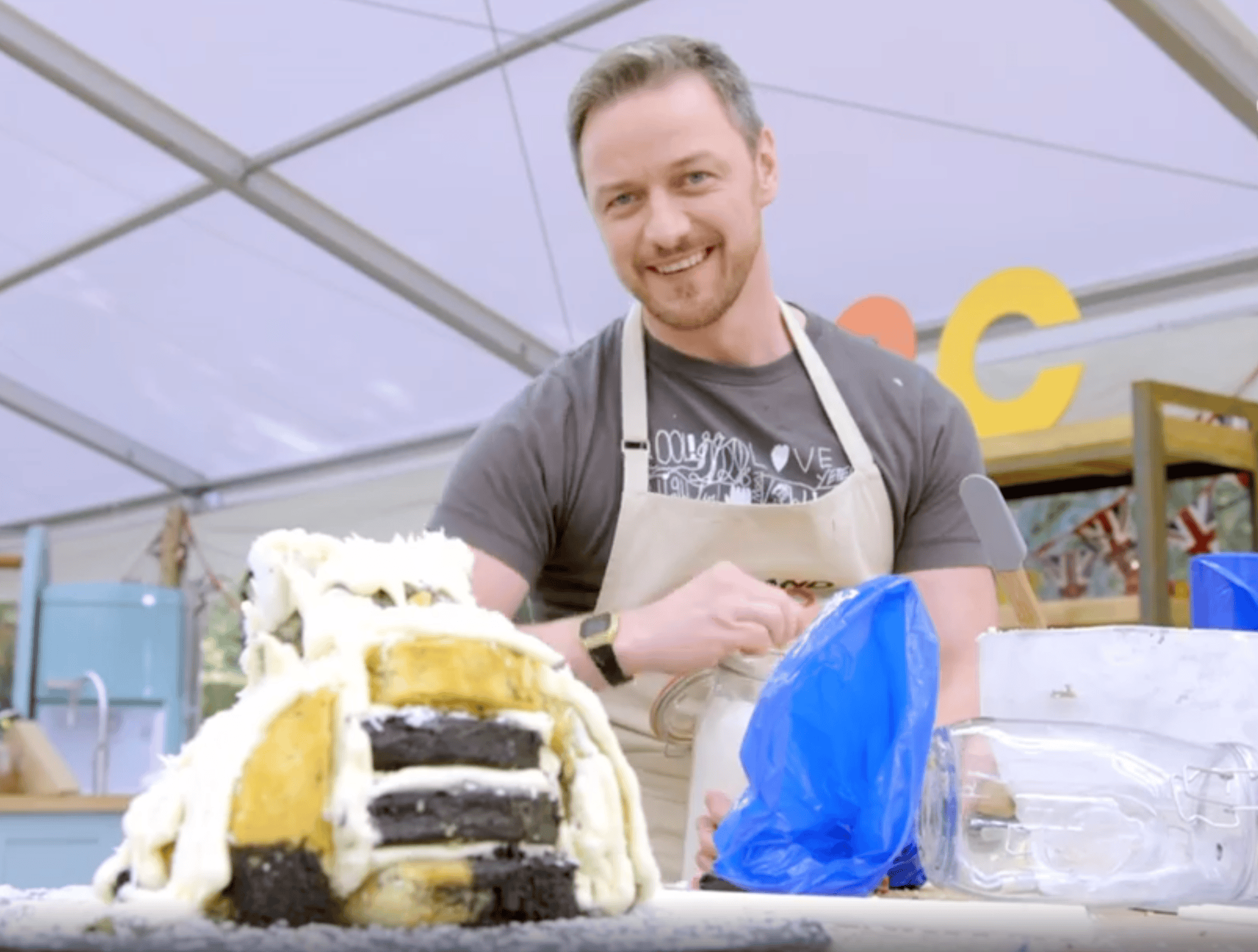 Du Gateau L Acteur James Mcavoy Remporte Le Prix Du Meilleur Patissier Le Matin