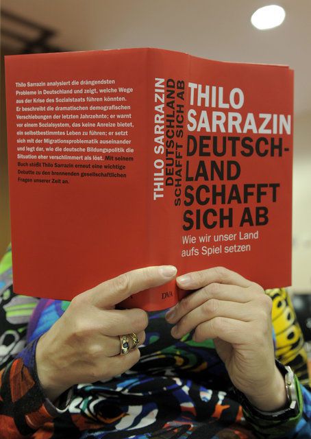 Sarrazins Buch wurde zwar ein Bestseller, kostete ihm aber das Amt als Vorstand der Deutschen Bundesbank, nachdem die öffentlichen Proteste immer lauter geworden waren.
