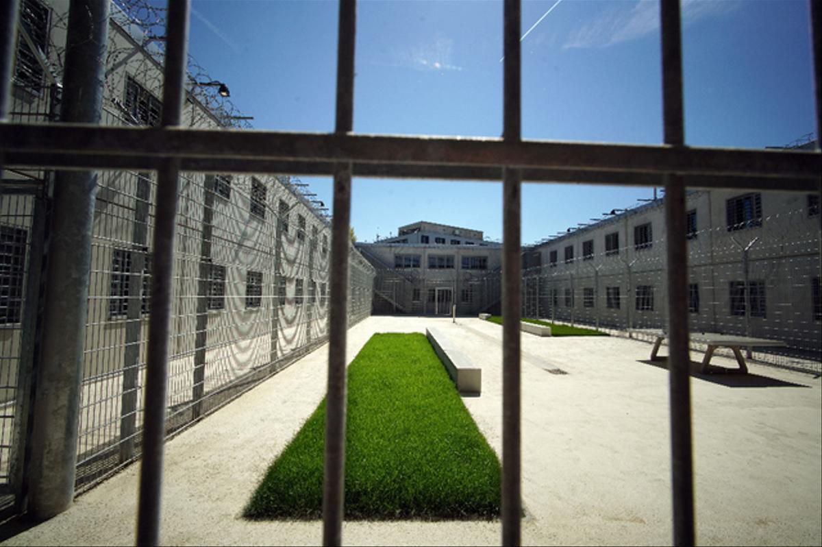 Visites Familiales Au Temps Du Covid Un Detenu Sanctionne Pour Avoir Embrasse Ses Enfants Au Parloir Tribune De Geneve