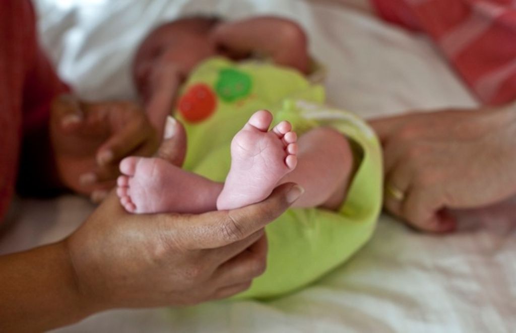 Thailande 13 Enfants Nes De Meres Porteuses Garde Au Pere Le Matin