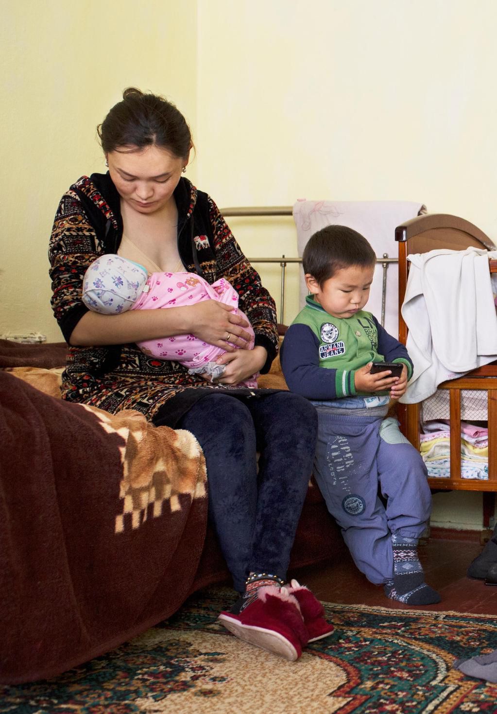 «Nach meinem Wirtschaftsstudium lernte ich meinen Mann kennen und wir zogen in sein Dorf. Jetzt leben wir mit seiner Mutter und unseren vier Kindern zusammen.»