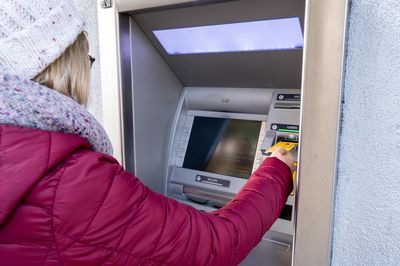 Il y a de moins en moins de bancomats en Suisse