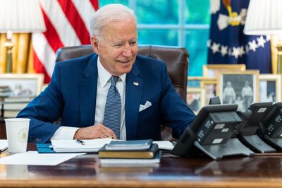 Nouvel échange Biden-Macron pour apaiser les relations franco-américaines