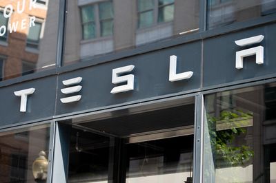 Une Tesla «Plaid» prend feu avec le conducteur au volant