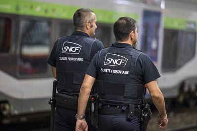 Des agents de la police des trains inculpés de meurtre