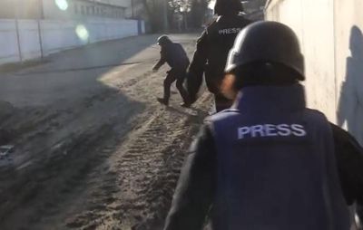 Des journalistes britanniques attaqués, un blessé par balle