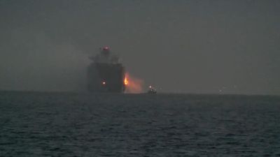 Un navire en flammes dégage du gaz toxique au large du Canada