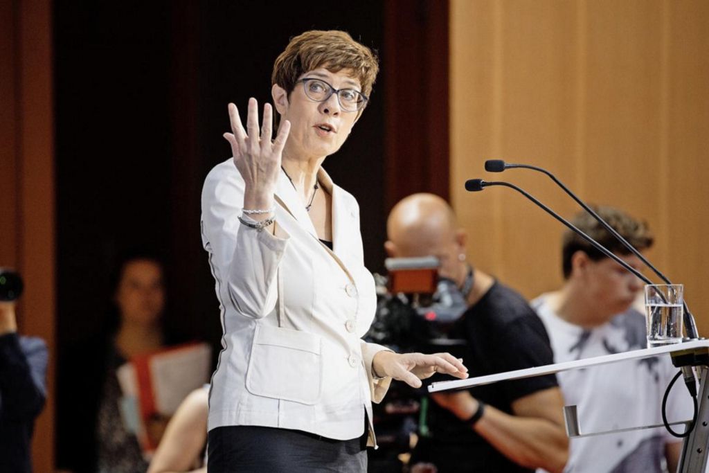 AKK, la dauphine de Merkel chancelière? Pas sûr!