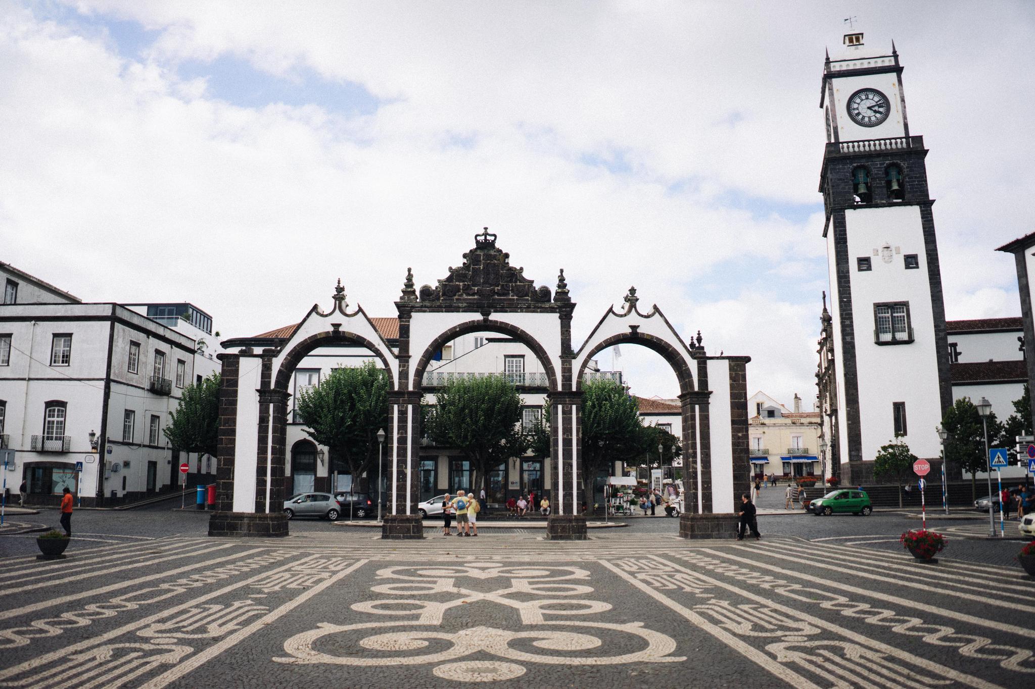 Le centre de Ponta Delgada et son architecture typique de l’île, mêlant murs blancs et pierre volcanique noire.