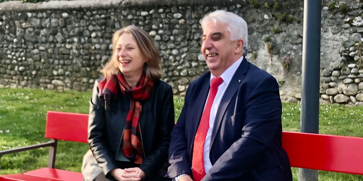 F&eacute;minicides: Carouge inaugure le premier banc rouge de Suisse romande