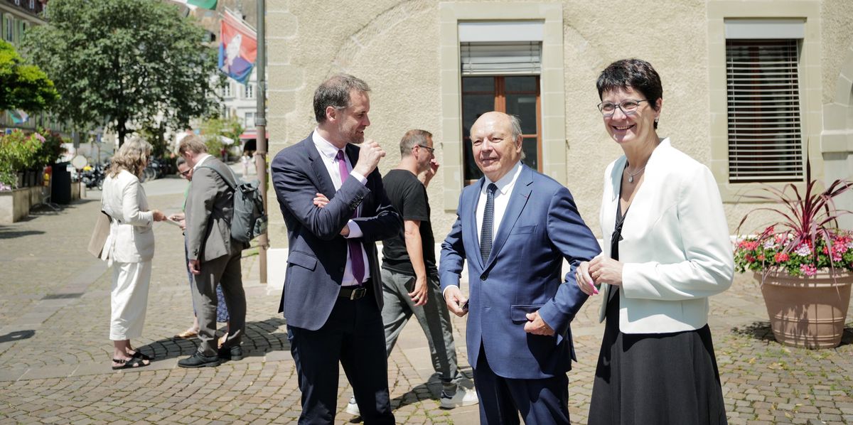 À Nyon, ce mardi 2 juillet 2024, peu après le vote de l’assemblée du GLCT Grand Genève. Antonio Hodgers, conseiller d’État genevois chargé du Département du territoire et président du Grand Genève, Christian Dupessey, président du Pôle métropolitain du Genevois français, et Christine Girod, responsable politique du Territoire à l’association intercommunale Région de Nyon.