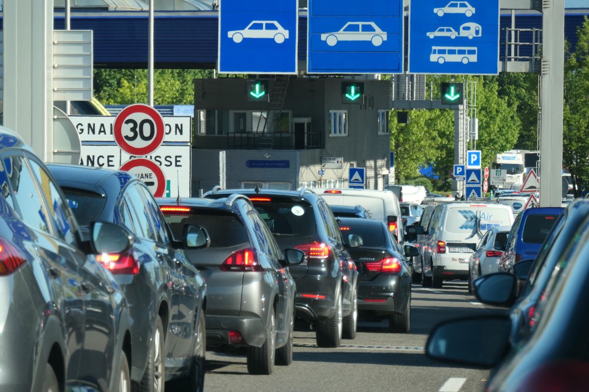 La reprise progressive de l’activité économique sur le canrton se traduit par une augmetation du trafic automobile visible lors du passage de la douane à Bardonnex. Photo LUCIEN FORTUNATI
