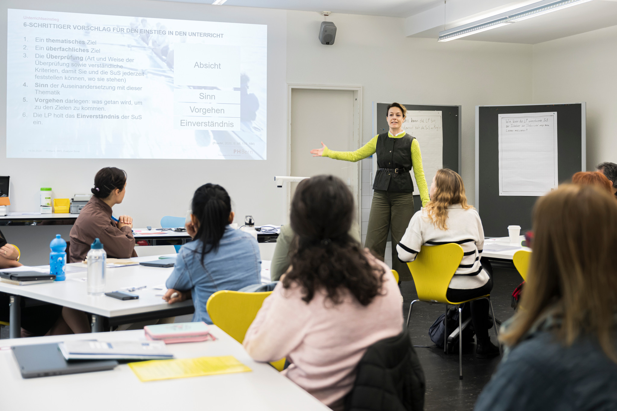 PH Bern

Der Kanton Bern geht gegen den Fachkraeftemangel in den Schulen vor - und bietet einen neuen Lehrgang an fuer Personen mit auslaendischem Lehrdiplom.

Besuch in einem solchen Lehrgang. 
Dozentin Evelyne Borer


© Franziska Rothenbuehler | TAMEDIA AG 