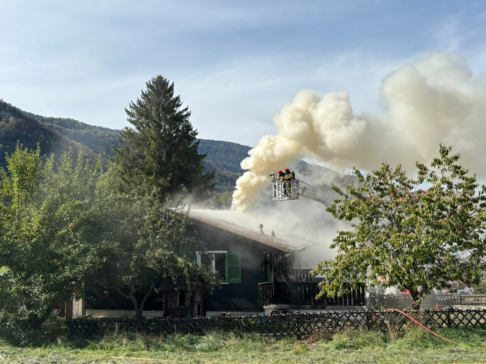 Incendie dans le Jura: Une maison familiale en proie aux flammes, des agriculteurs en renfort