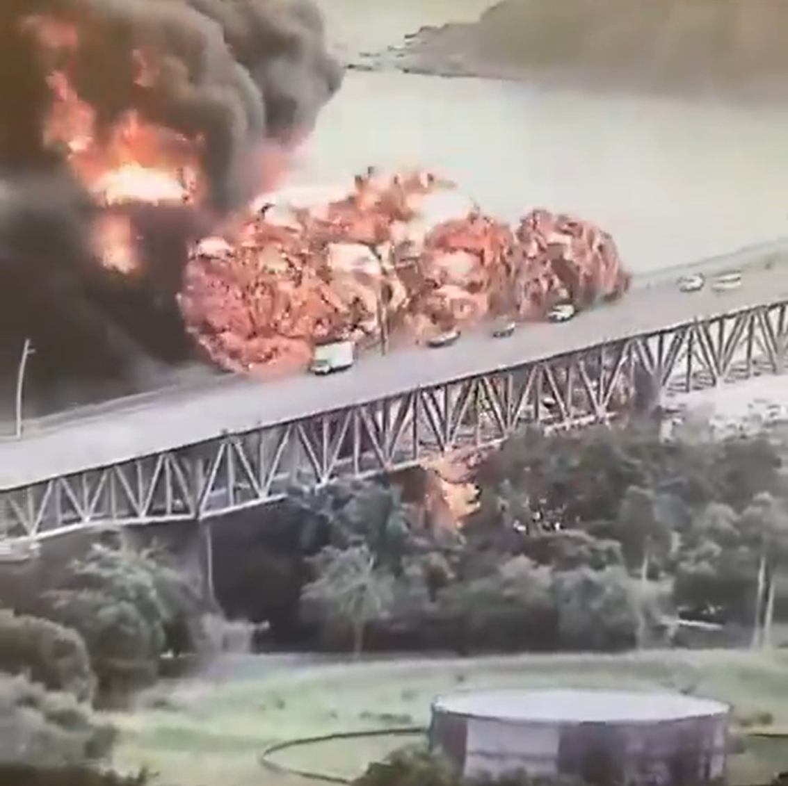 Feuerball in Panama: Tanklaster explodieren unter Brücke über den Panamakanal – ein Toter