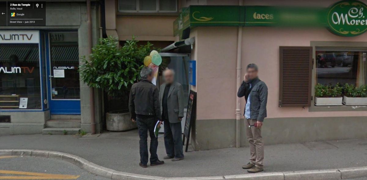 Jusqu’à fin 2021, Jean-Luc Godard apparaissait – visiblement au retour de courses – avec sa compagne. Désormais, il peut être vu en face de l’endroit où il avait été initialement «capturé».