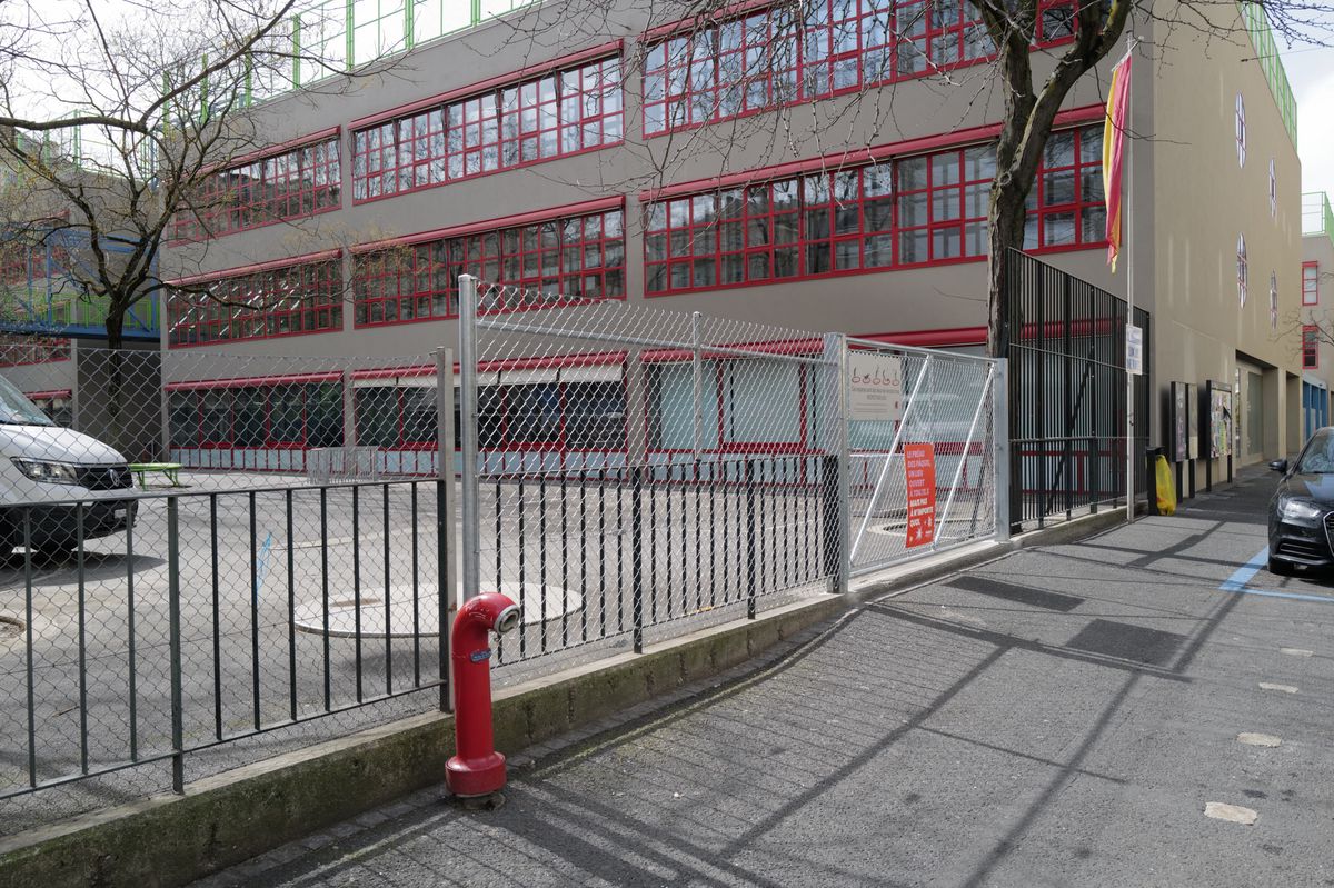 Genève 2023/03/29Municipal , concernant l'école des Paquis, revirement de la gauche sur la fermeture de l'école de Pâquis-Centre. Il y aura rénovation, végétalisation, mais pas réhaussement de la barrière. 