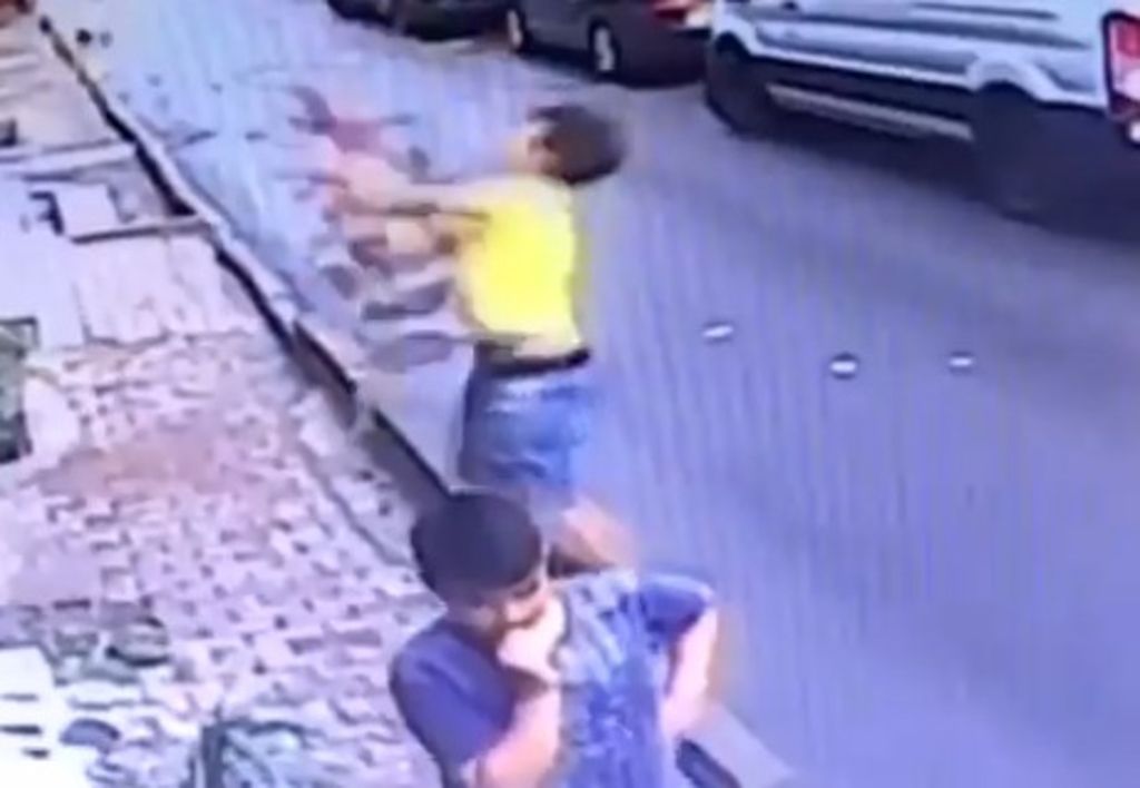 Il réceptionne un bambin tombé d'un immeuble