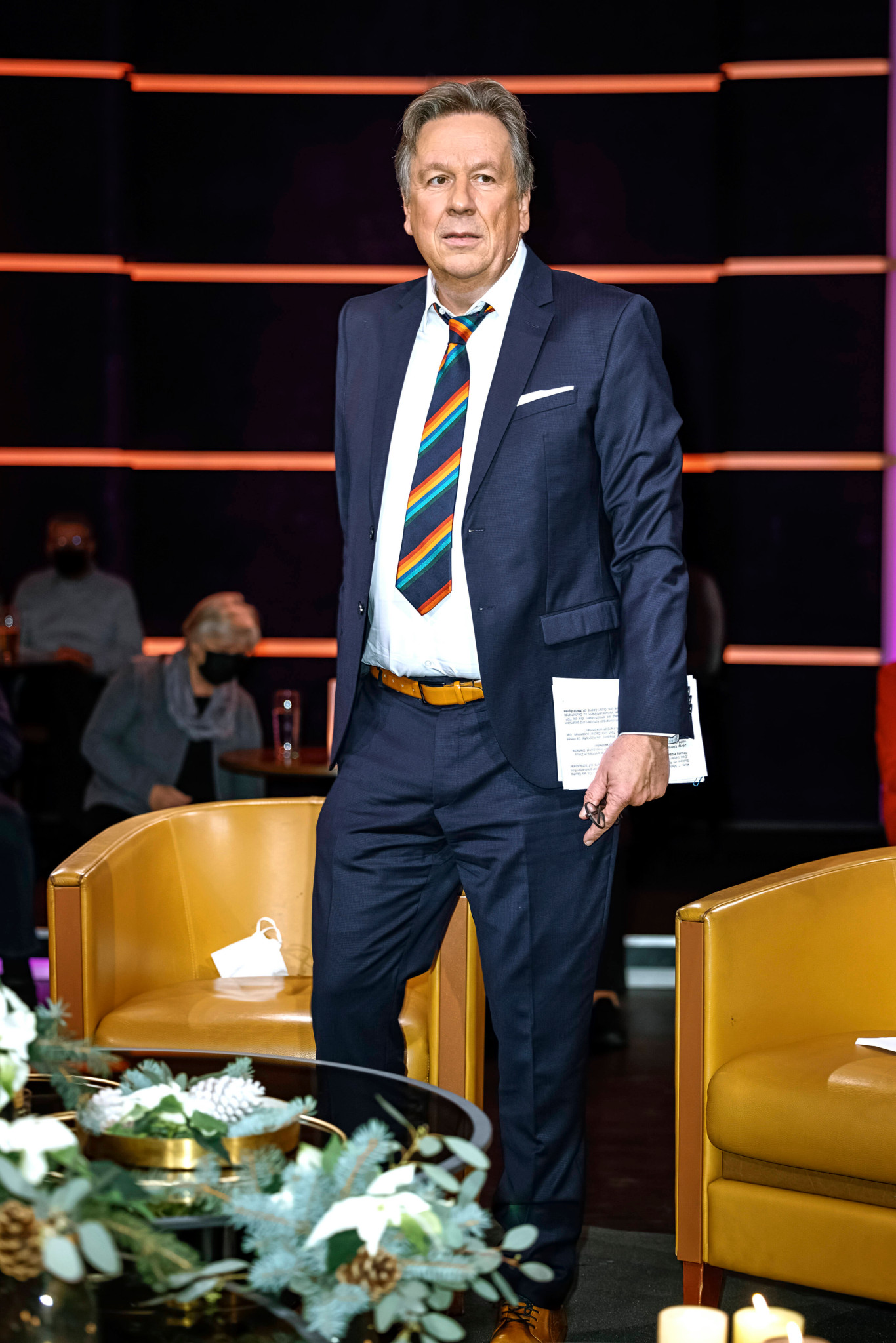 Jörg Kachelmann im dunkelblauen Anzug mit bunter Krawatte bei der MDR-Talkshow Riverboat in der Mediacity Leipzig.