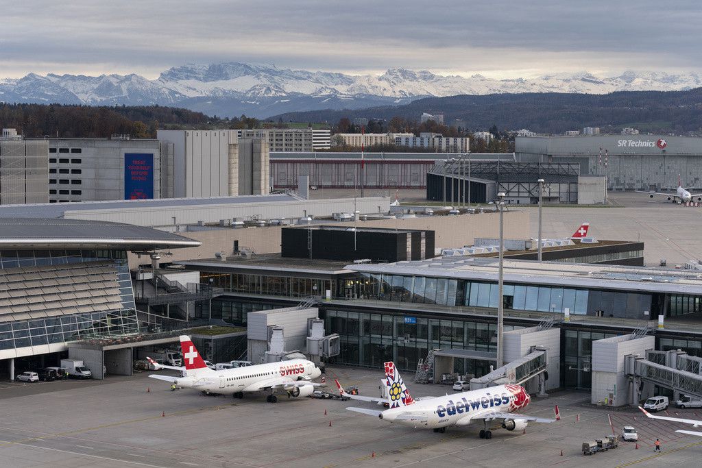Ein Flugzeug der Fluggesellschaft Swiss und ein Flugzeug der Fluggesellschaft Edelweiss docken am Terminal des Flughafens Zuerich Kloten an, aufgenommen am Mittwoch, 23. November 2022. (KEYSTONE/Gaetan Bally)