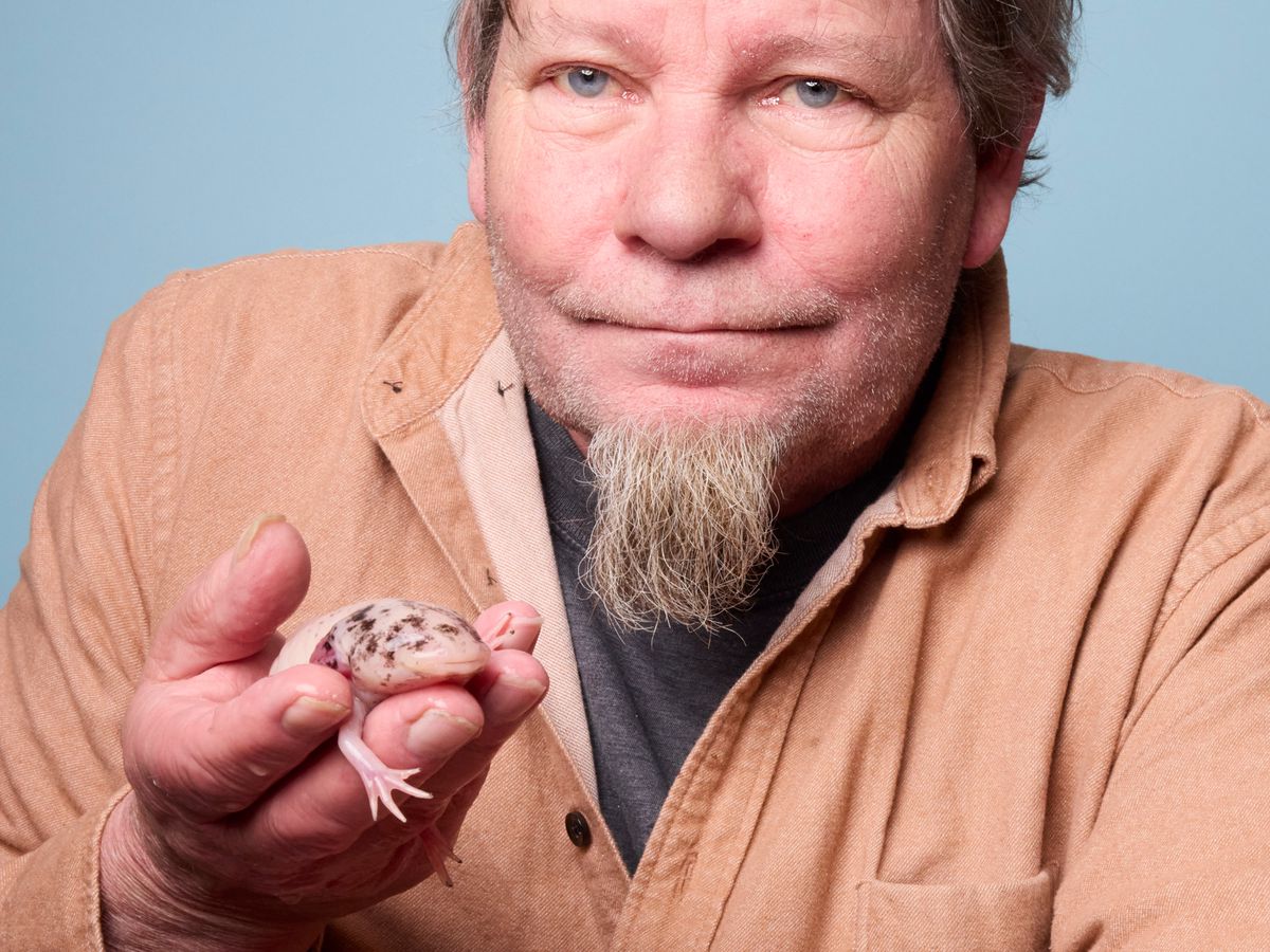 Sorens, le 15 avril 2024. Mon animal et moi : Michel Bard et ses axolotls.      Photo Yvain Genevay / Le Matin Dimanche