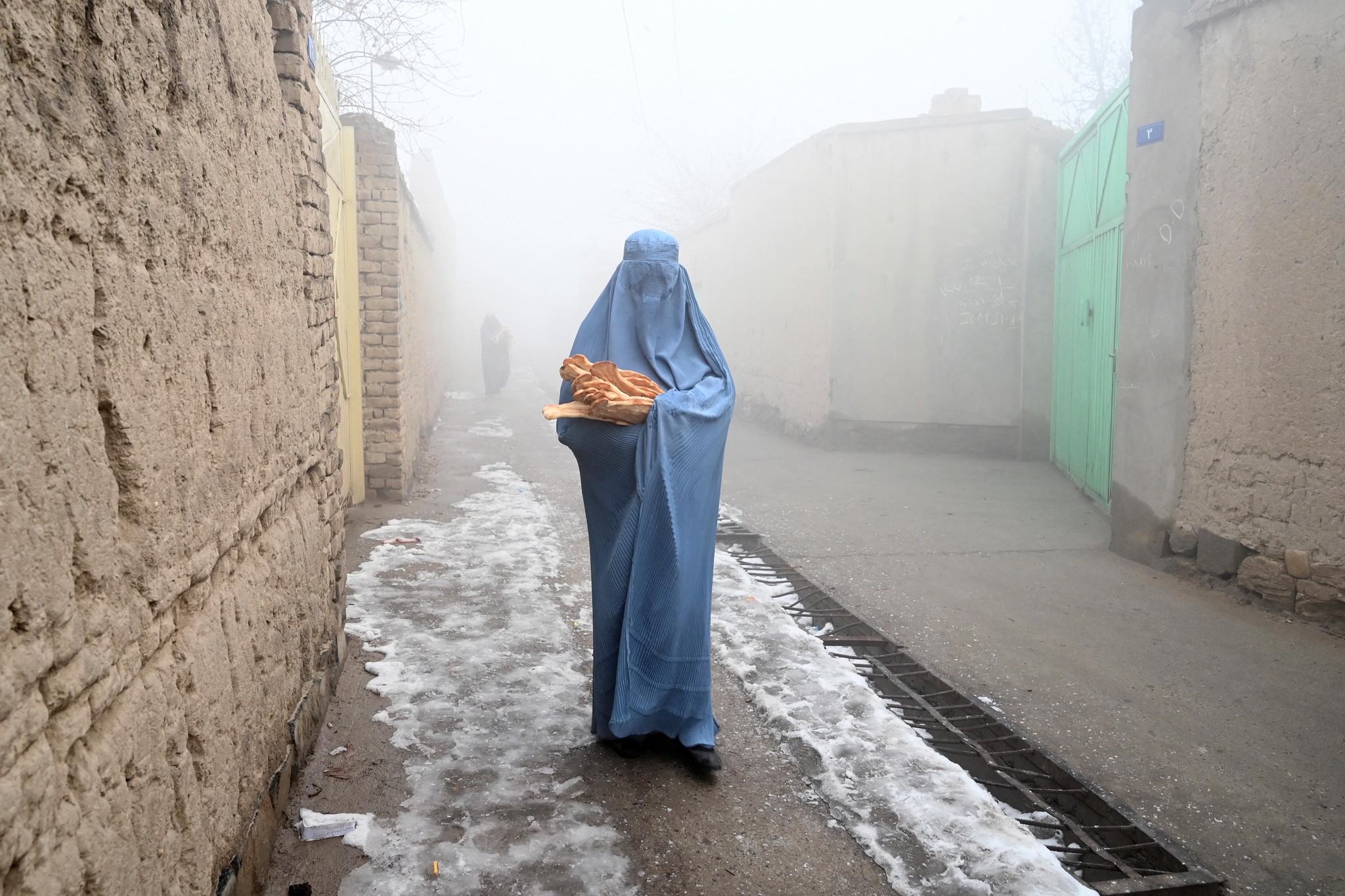 Die Taliban haben das Land heruntergewirtschaftet: Eine Afghanin mit Burka in Kabul. 