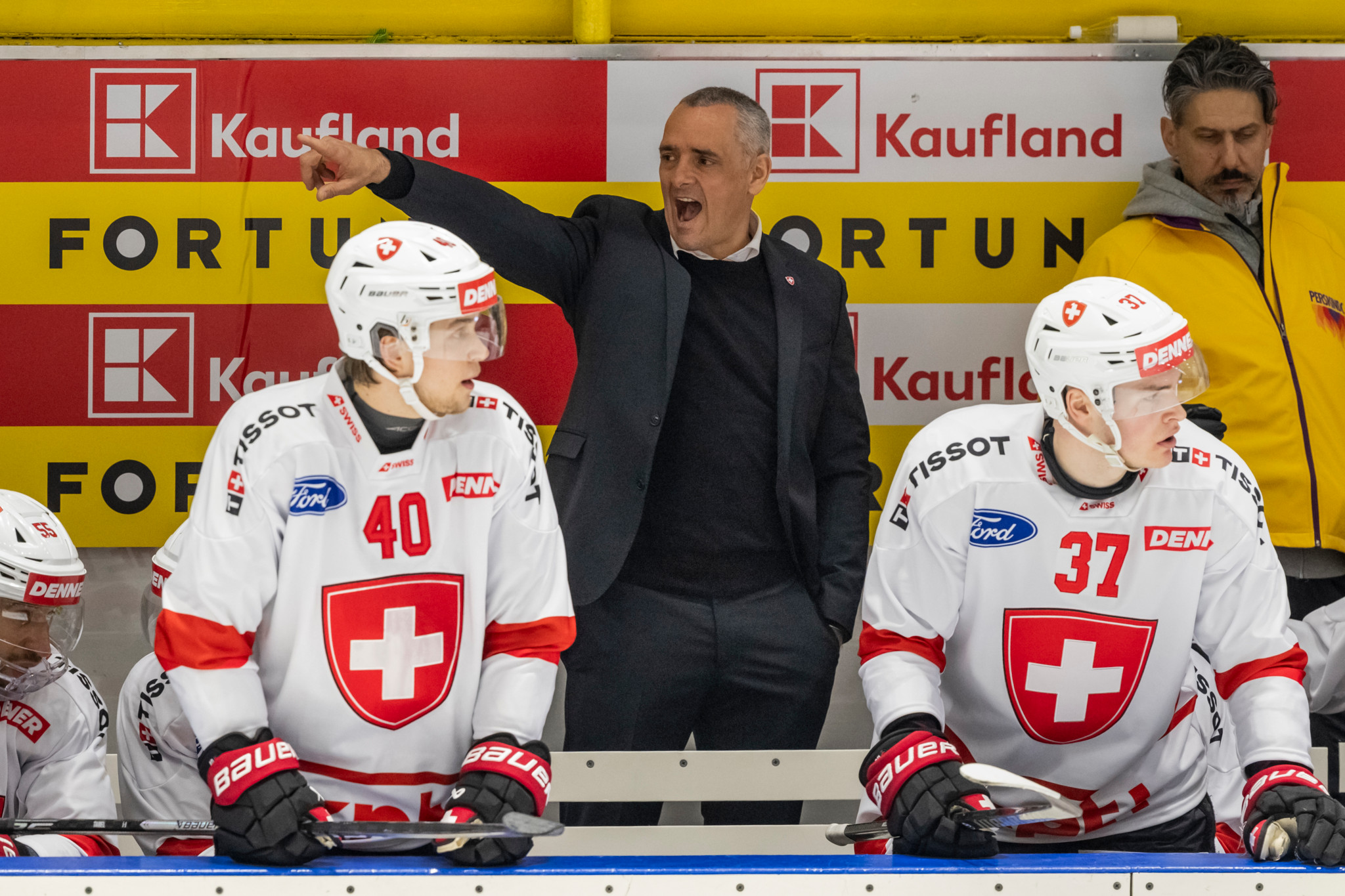 Spieler dürfen weiterhin nicht reden: Das Schweizer Eishockey-Nationalteam gewinnt erstmals unter Jan Cadieux
