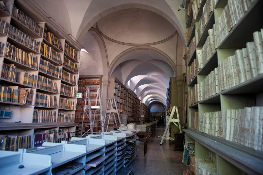 Les archives sont réparties dans plus de 300 salles et corridors.