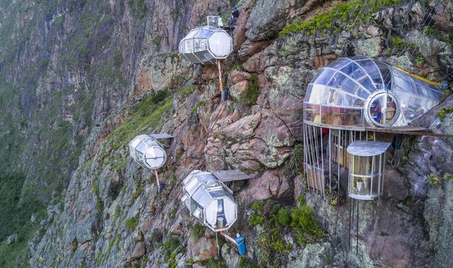 Kapseln aus Glas in der Bergwand, in denen du übernachten kannst.
