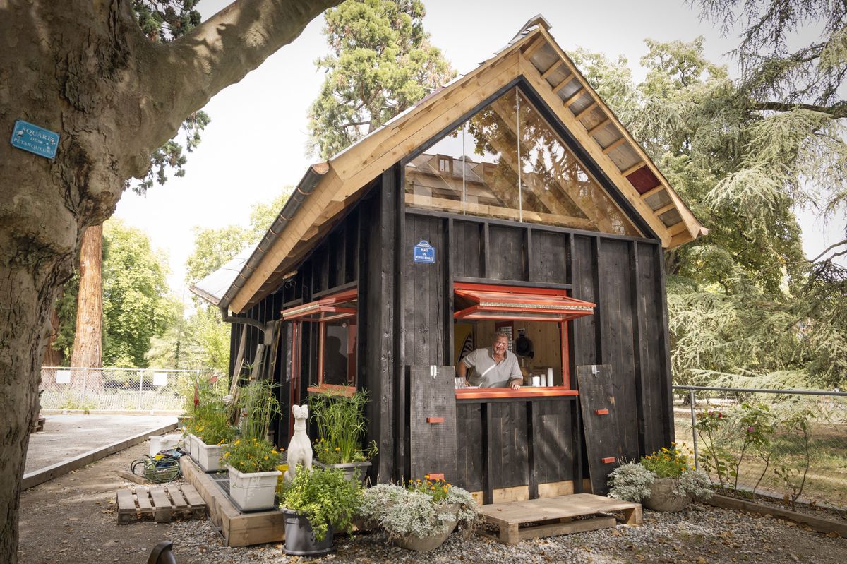 Genève, le 7 août 2024. Terrain de pétanque dans le parc des Cropettes. Une belle maisonnette en bois a été installée. Serge Bourcart.
