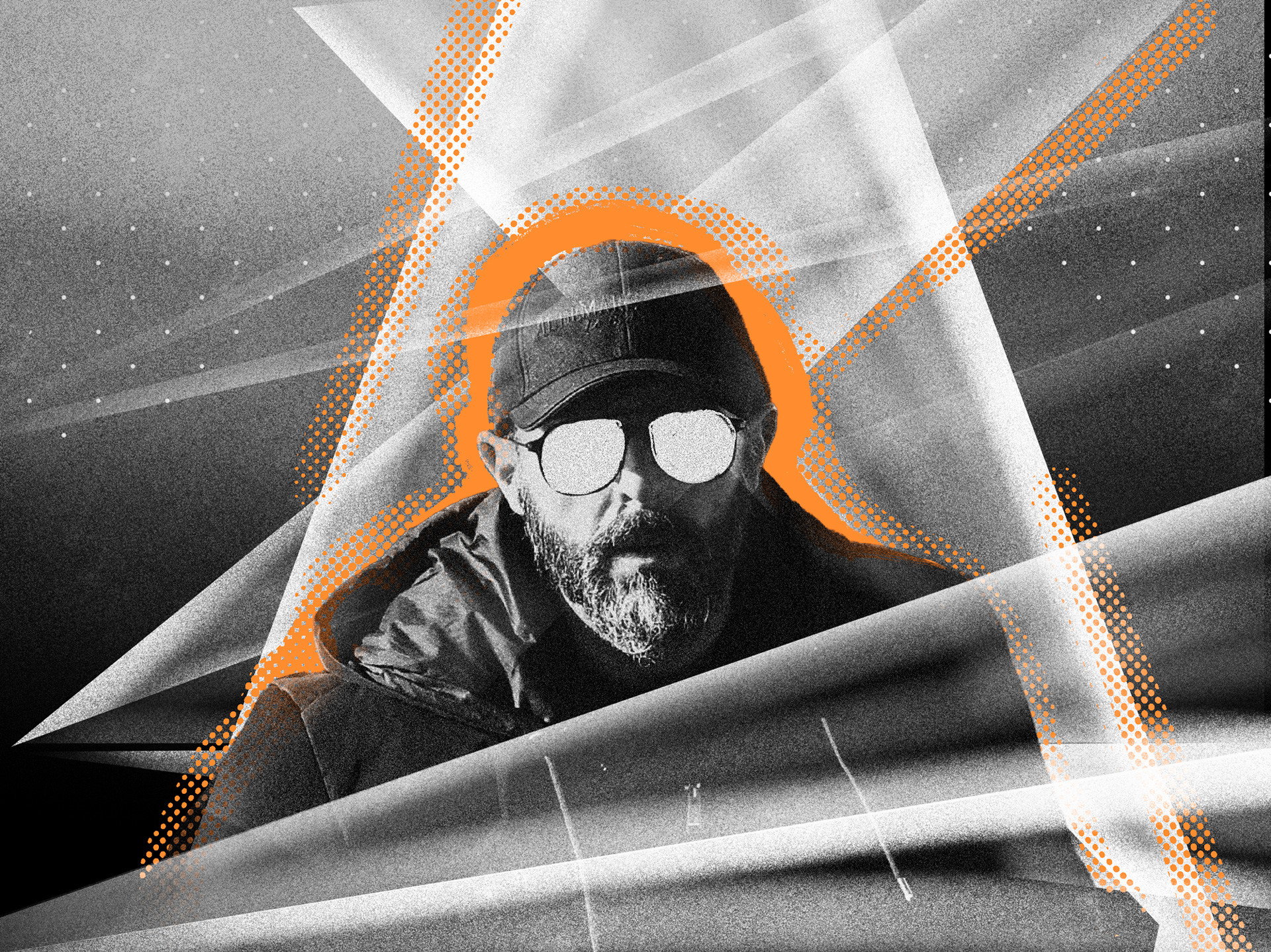Homme barbu avec lunettes de soleil miroir et bonnet, entouré d’effets graphiques orange et blancs en noir et blanc