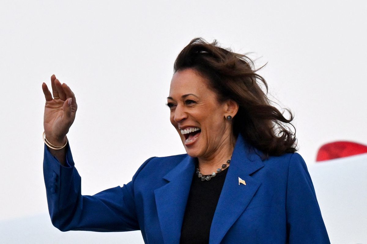 Kamala Harris, vice-présidente des États-Unis et candidate démocrate à la présidence, salue en descendant d'Air Force Two à l'aéroport international O'Hare de Chicago, le 18 août 2024.