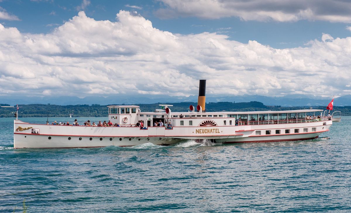 Fleuron de la flotte de la LNM construit en 1912, le vapeur Neuchâtel fera lui aussi des économies de carburant. Il n’utilise plus de charbon mais du mazout depuis sa rénovation achevée en 2013.
