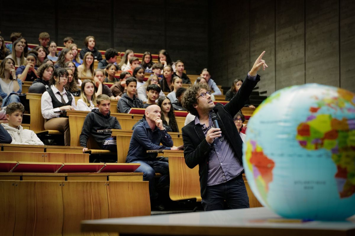 Genève, le 23 mai 2023.  Petit-Lancy, aula du Centre de formation professionnelle – Construction (CFPC), le professeur Hugo Dominil-Copin, lauréat de la médaille Fields 2022, donne une conférence.