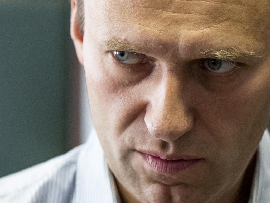 Principal opposant au président russe Vladimir Poutine, Alexeï Navalny, dont les publications anticorruption sont abondamment partagées sur les réseaux sociaux, a déjà souffert d’attaques physiques dans le passé.