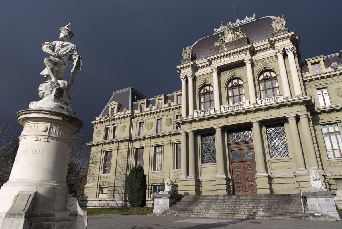 Le Palais de Justice de Montbenon à Lausanne avec la statue de Guillaume Tell, sous un ciel sombre, photographié un lundi en décembre 2019.