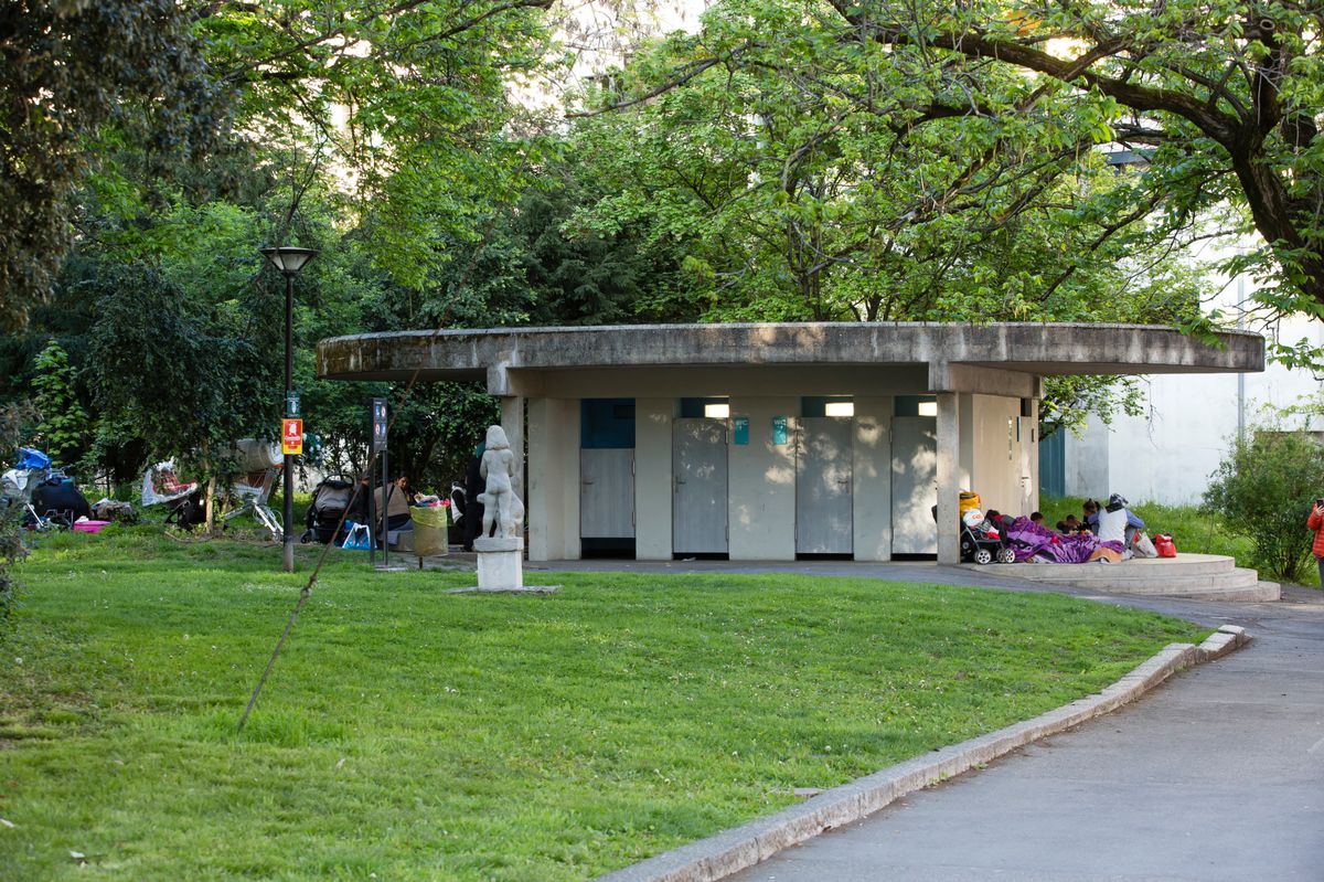 Genève, le 20 avril 2024.
Parc Geisendorf / rue de Lyon : les toillettes publiques sont occupées par des tziganes roumains.
©Frank Mentha