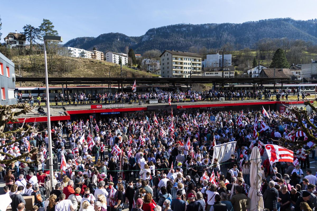 Le 28 mars dernier, la place de la gare de Moutier était remplie comme un oeuf, à l’annonce des résultats sur l’appartenance de la ville. (KEYSTONE/Jean-Christophe Bott)