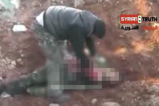 «Herzen und Lebern herausreissen»: Ein Video zeig den syrischen Rebellenführer Abu Sakkar, der einem getöteten Soldaten den Brustkorb aufschneidet.