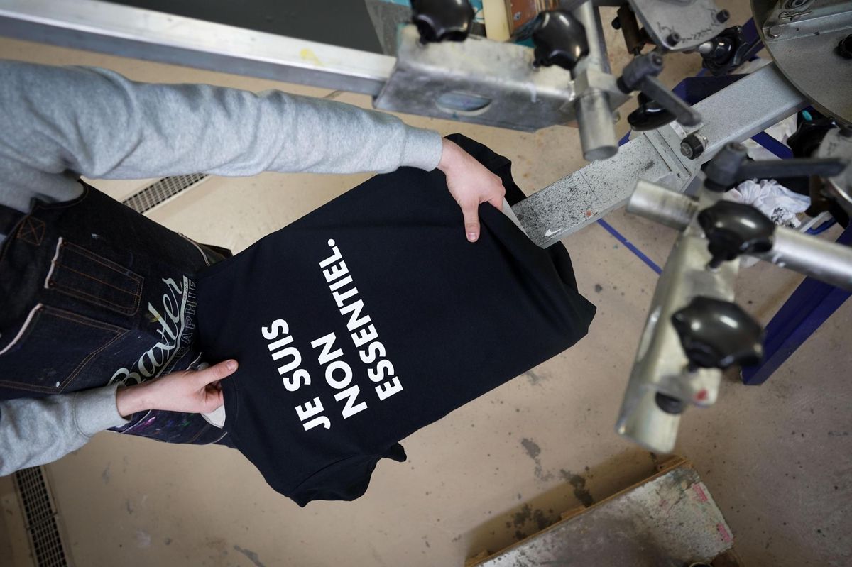 En créant un t-shirt flanqué de la mention «non essentiel», Jim Zbinden proteste, à sa manière, contre un terme qu’il juge «insultant».