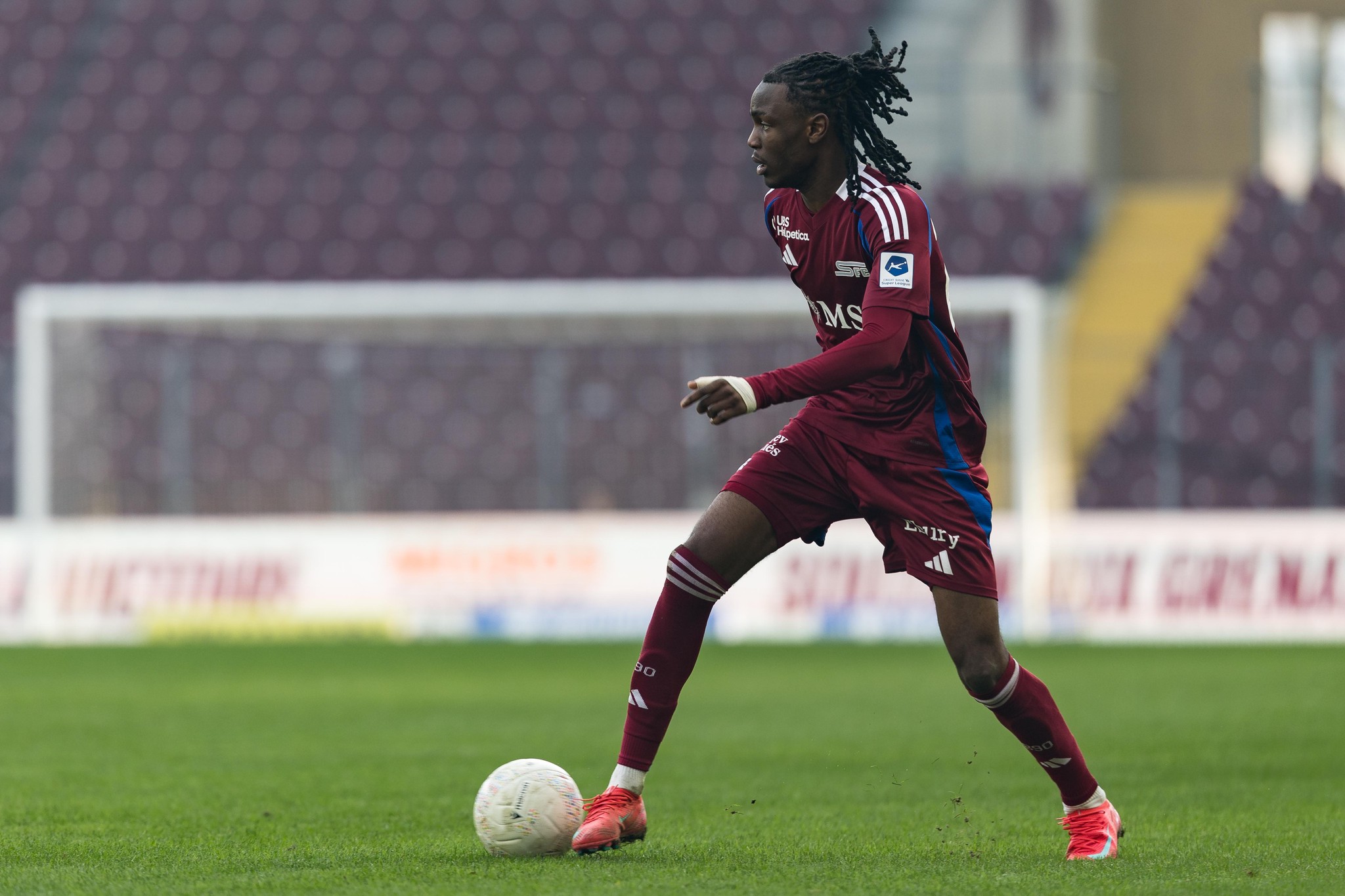 Joseph Nonge du Servette FC en action lors du match contre le FC Bâle au stade de Genève, le 9 février 2025.