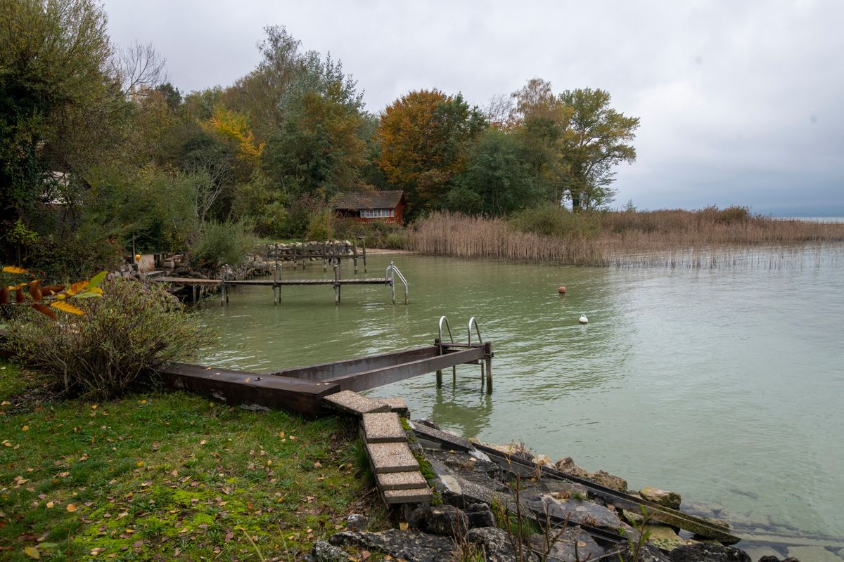 Tant sur Vaud (ici à Cudrefin) que sur Fribourg, les deux cantons souhaitent faire démolir 185 chalets de la rive sud du lac de Neuchâtel.