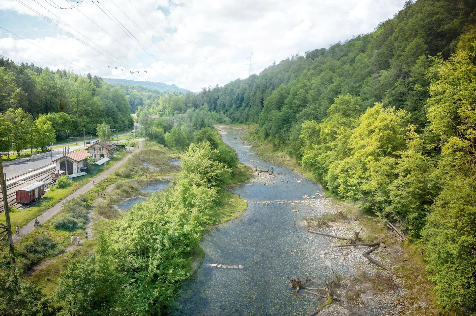 Fluss schlängelt sich durch bewaldetes Tal mit Kiesbänken, neben einem kleinen Bahnhof mit rotem Güterwagen und Spaziergängern.