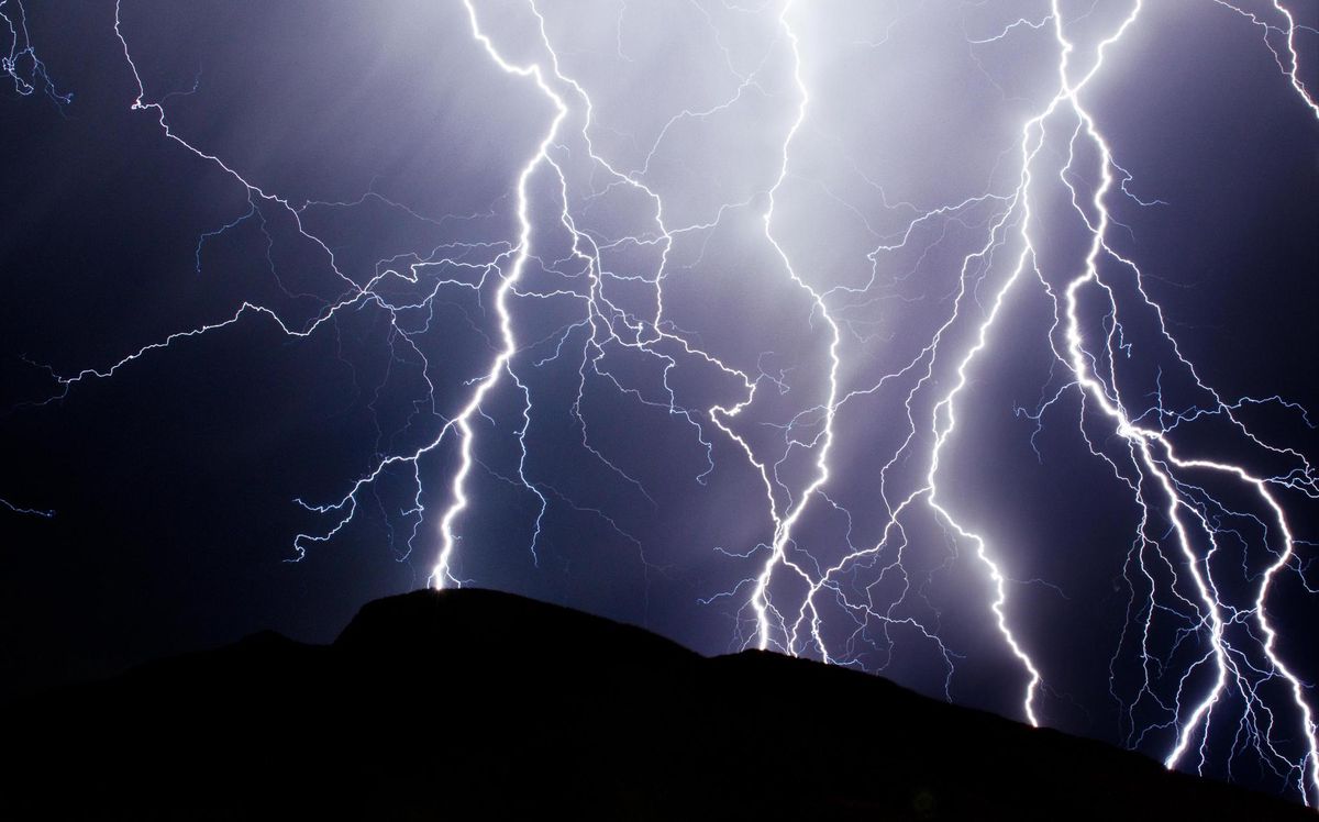 Les impacts de foudre sont plus fréquents en été et à proximité des crêtes et des sommets.