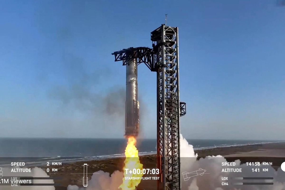 Capture d’écran de la diffusion en direct de SpaceX montrant le Super Heavy Booster de Starship revenant avec succès à la base de lancement Starbase près de Boca Chica, Texas, le 6 mars 2025, lors de son 8e vol d’essai.