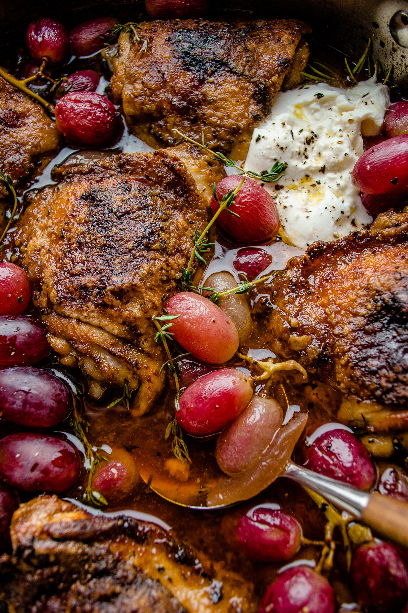 Raffiniertes Pouletgericht mit Kräutern, Weisswein und Trauben. Foto über: Inspired With A Twist