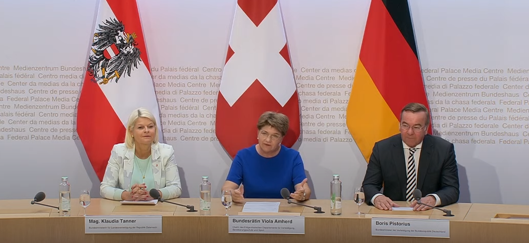 Schweiz will Europas «Sky Shield» beitreten | Pistorius «bedauert» Panzer-Entscheid