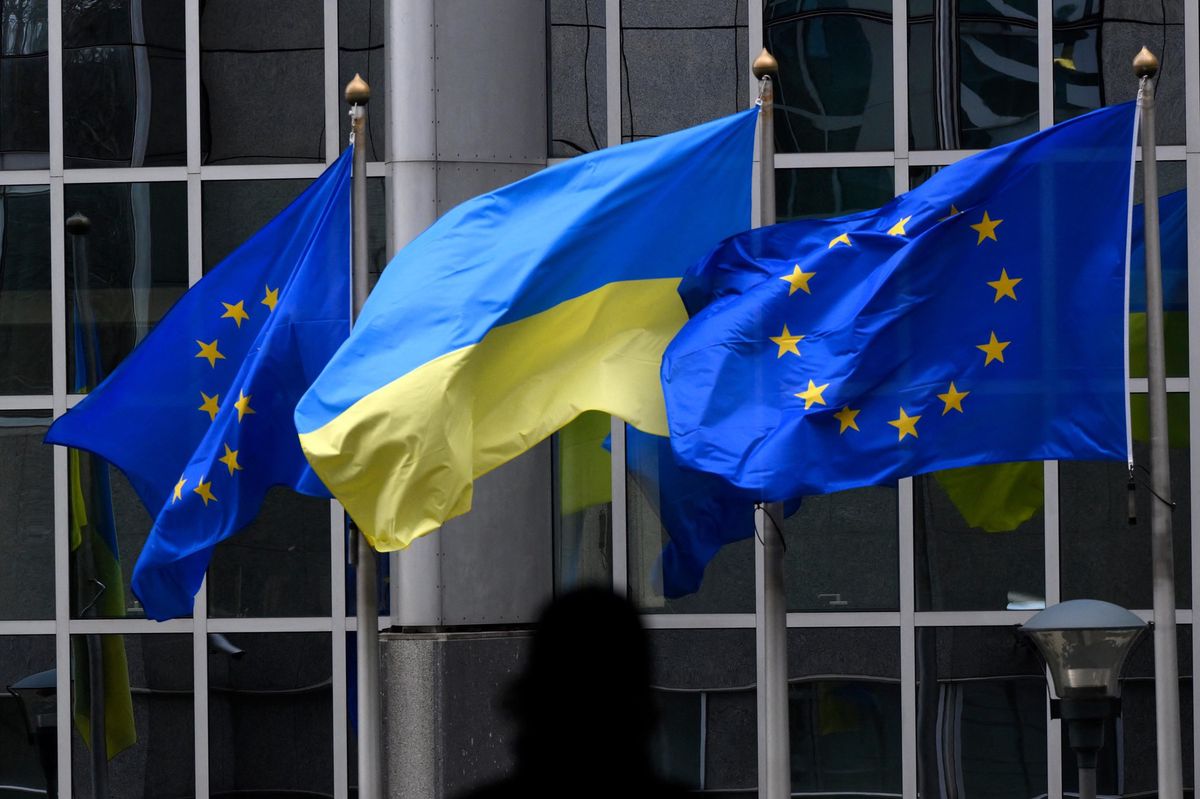 Les drapeaux européens et ukrainien sont affichés devant le bâtiment Altiero-Spinelli, Parlement européen à Bruxelles, à l’occasion du troisième anniversaire de l’invasion russe de l’Ukraine, le 24 février 2025.