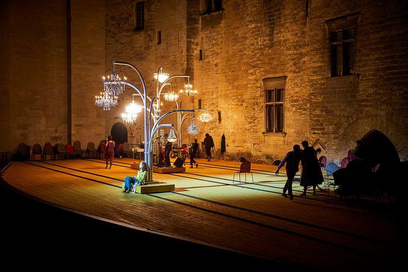 «La Cerisaie» dans une mise en scène de Tiago Rodrigues avec Isabelle Huppert sur scène à Avignon. 