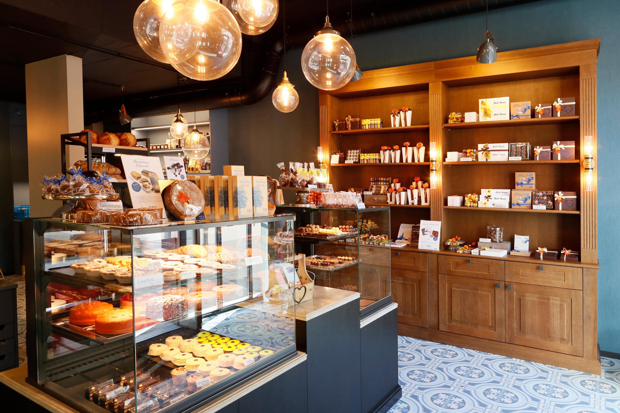 Der neue Laden der Confiserie Klaus in der Bülacher Altstadt komme zwar elegant daher, die Räume wirken aber eher dunkel. sind zwei Urteile aus der Kundschaft.